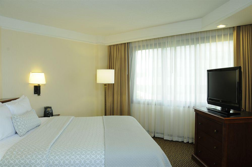 Embassy Suites Tysons Corner Phòng bức ảnh