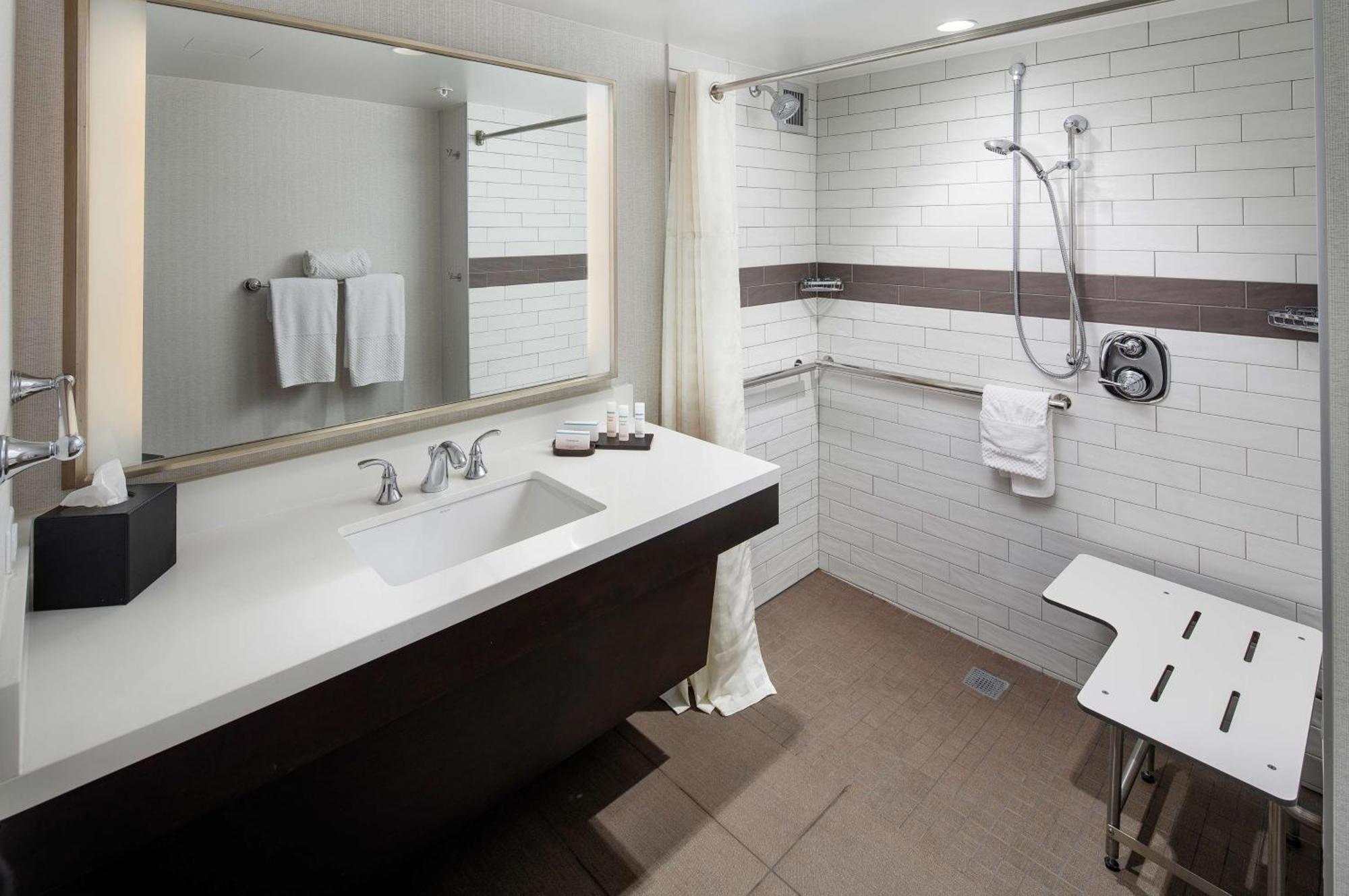 Embassy Suites Tysons Corner Ngoại thất bức ảnh