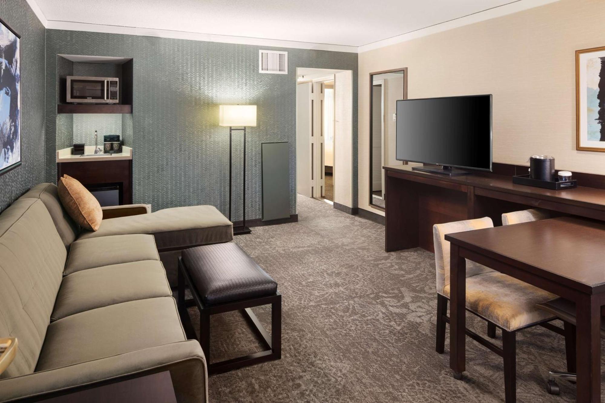 Embassy Suites Tysons Corner Ngoại thất bức ảnh