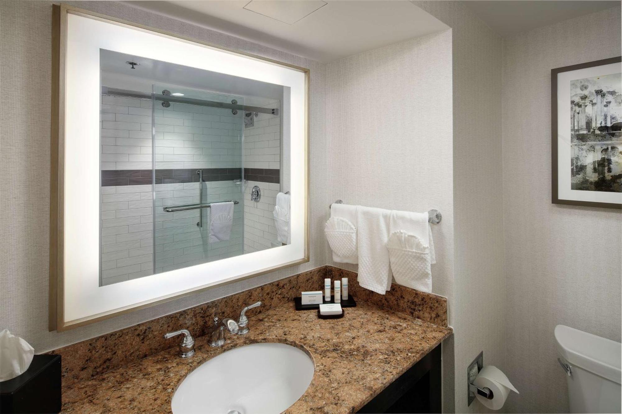 Embassy Suites Tysons Corner Ngoại thất bức ảnh